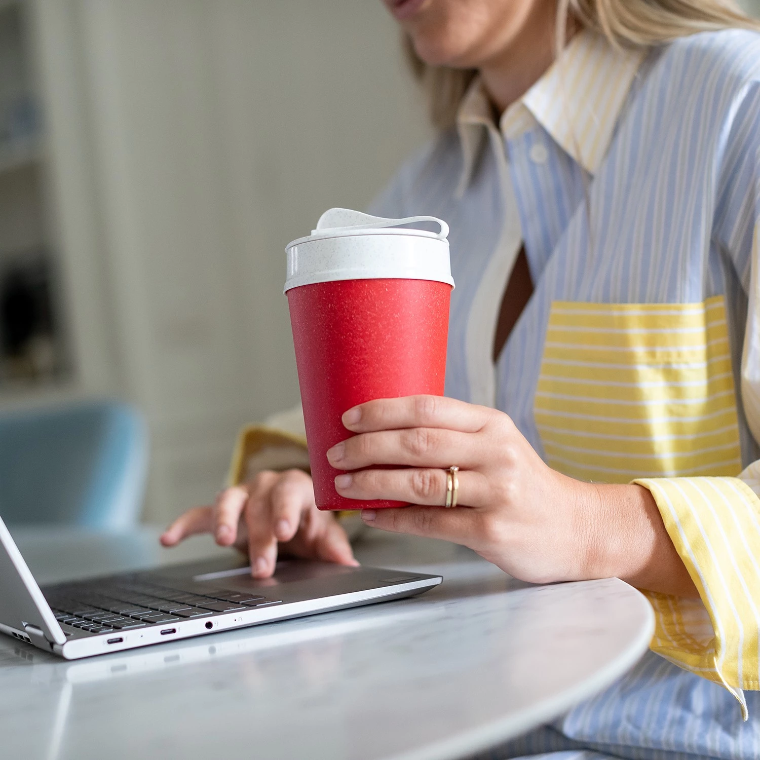 Koziol Gobelet isotherme Iso To Go - Polypropylène / Épicéa - Rouge cerise 4 Koziol Gobelet isotherme Iso To Go - Polypropylène / Épicéa - Rouge cerise – Image 2