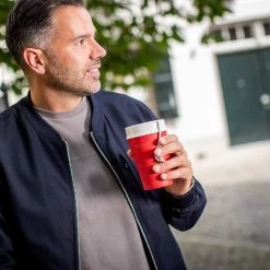 Koziol Gobelet isotherme Iso To Go - Polypropylène / Épicéa - Rouge cerise 9 Koziol Gobelet isotherme Iso To Go - Polypropylène / Épicéa - Rouge cerise -Vaisselle Soldes 1000285432 210812 08103100019 MOOD DETAILS P000000001000285432 mood