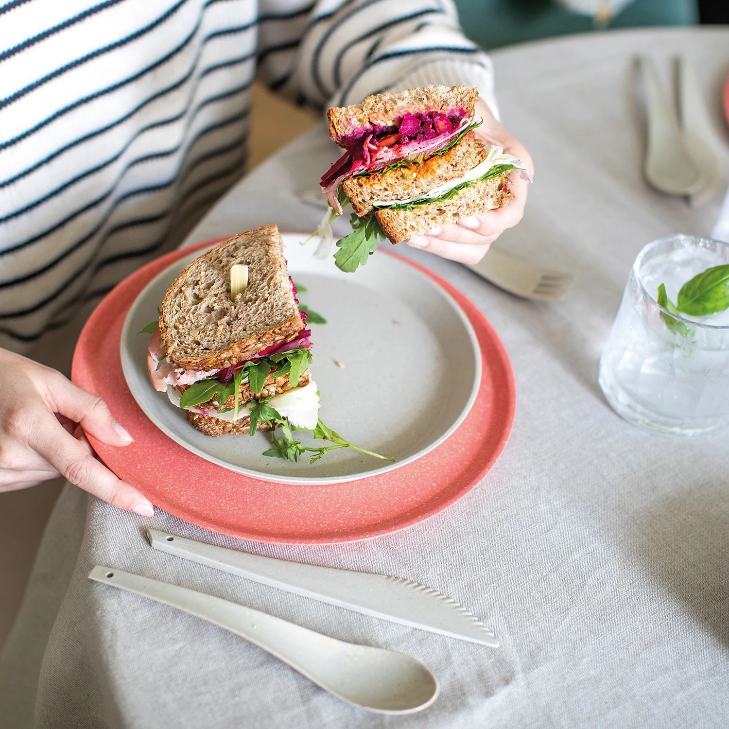 Koziol Assiettes Connect Plate (lot de 4) - Polypropylène / Épicéa - Corail 4 Koziol Assiettes Connect Plate (lot de 4) - Polypropylène / Épicéa - Corail – Image 2
