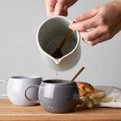 Butlers Tasse COTTAGE IV - Céramique - Noir - Capacité : 0.35 L 10 Butlers Tasse COTTAGE IV - Céramique - Noir - Capacité : 0.35 L -Vaisselle Soldes 1000331508 220215 022 MOOD DETAILS P000000001000331508 mood